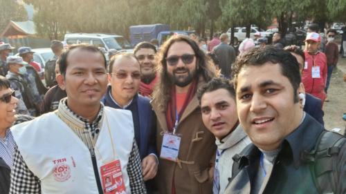 पार्टिको आठौं महाधिबेशनमा प्रबाश कमिटीका कमरेडहरु संग साथमा जनवादि चर्चित गायकद्धय 