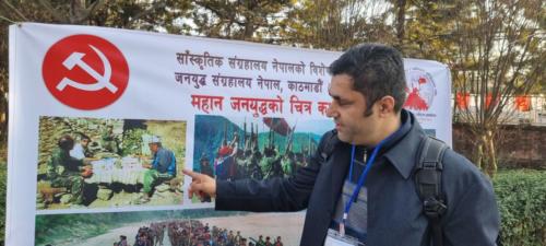 नेपाल कम्यूनिष्ठ पार्टी माओवादी केन्द्रको आठौं महाधिबेशनको क्रममा ग्रुप छलफल पछि फोटो चित्र अबलोकन गर्दै । 