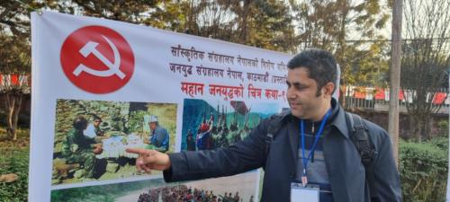 नेपाल कम्यूनिष्ठ पार्टी माओवादी केन्द्रको आठौं महाधिबेशनको क्रममा ग्रुप छलफल पछि फोटो चित्र अबलोकन गर्दै । 