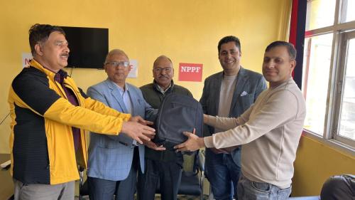 प्रबाश कार्यालयमा प्रचण्ड सचिवालयलाइ नेपाली जनप्रगतिशील मञ्च जापान को तर्फदेखी प्रदान गरिएको क्यामेरा सेट हस्तान्तरण गर्दै । 
