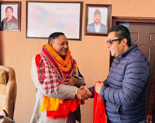 नेकपा माओवादी केन्द्रका केन्द्रीय सचिब कमरेड देबेन्द्र पौडेललाइ प्रतिनिधी सभा निर्वाचनमा निर्वाचित भएपछि बधाइ दिदै । 